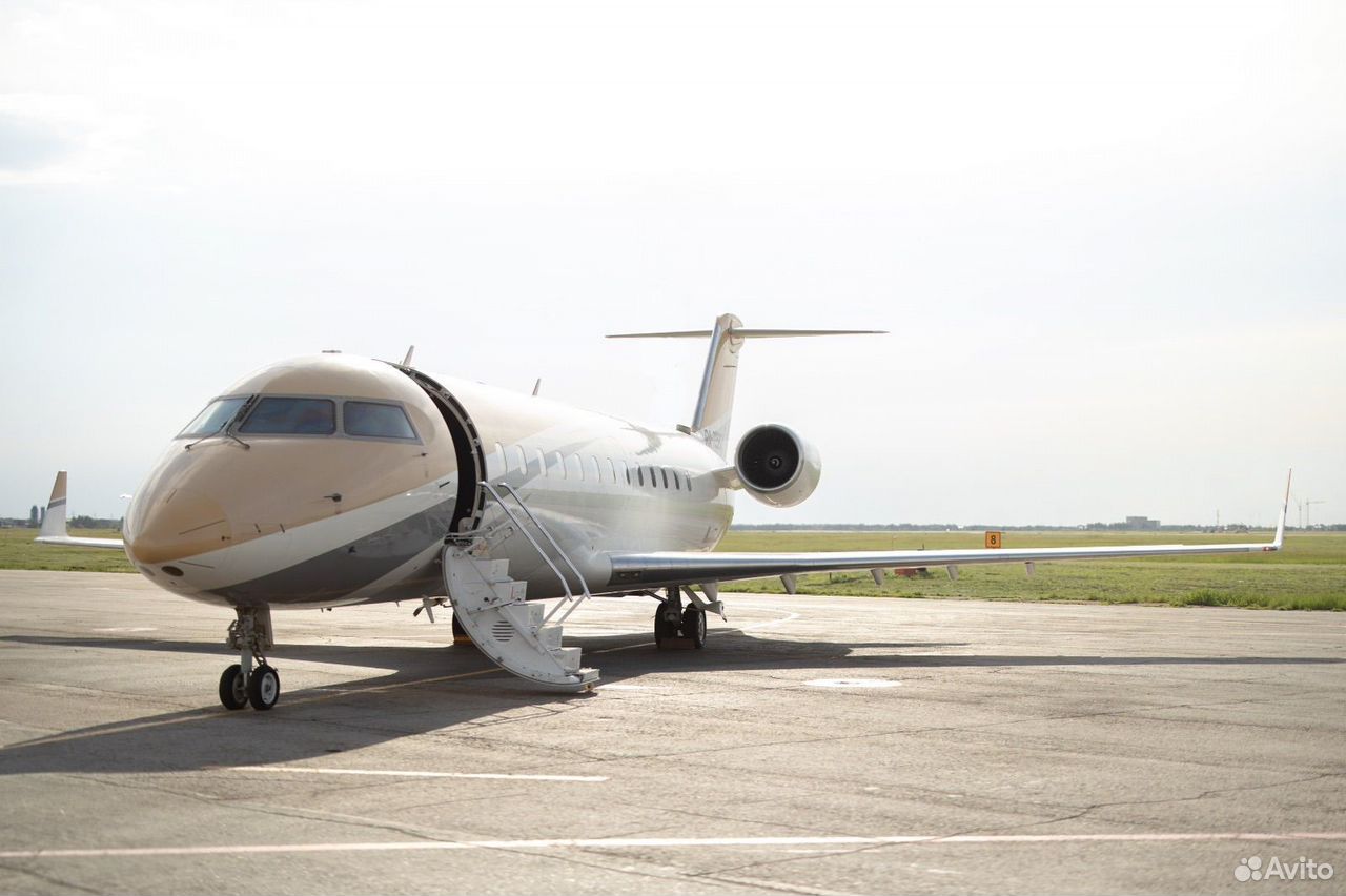 Самолет бизнес-джет Challenger 850